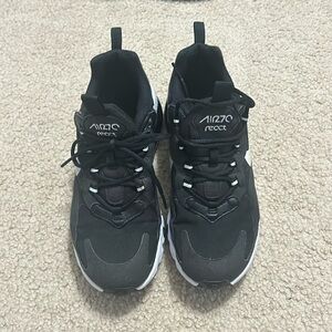 Used Black and White Nike Air 270’s